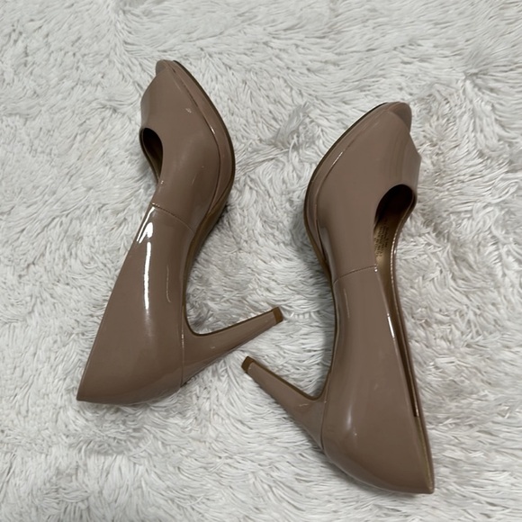 Bandolino Patent Leather Peep Toe Heels. Size:6.5M, like new. - Picture 3 of 5